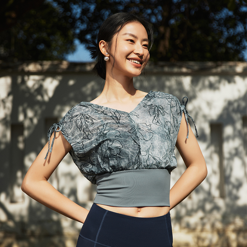 QUEEN YOGA 無袖修身運動外搭瑜珈上衣(附可拆卸式胸墊)