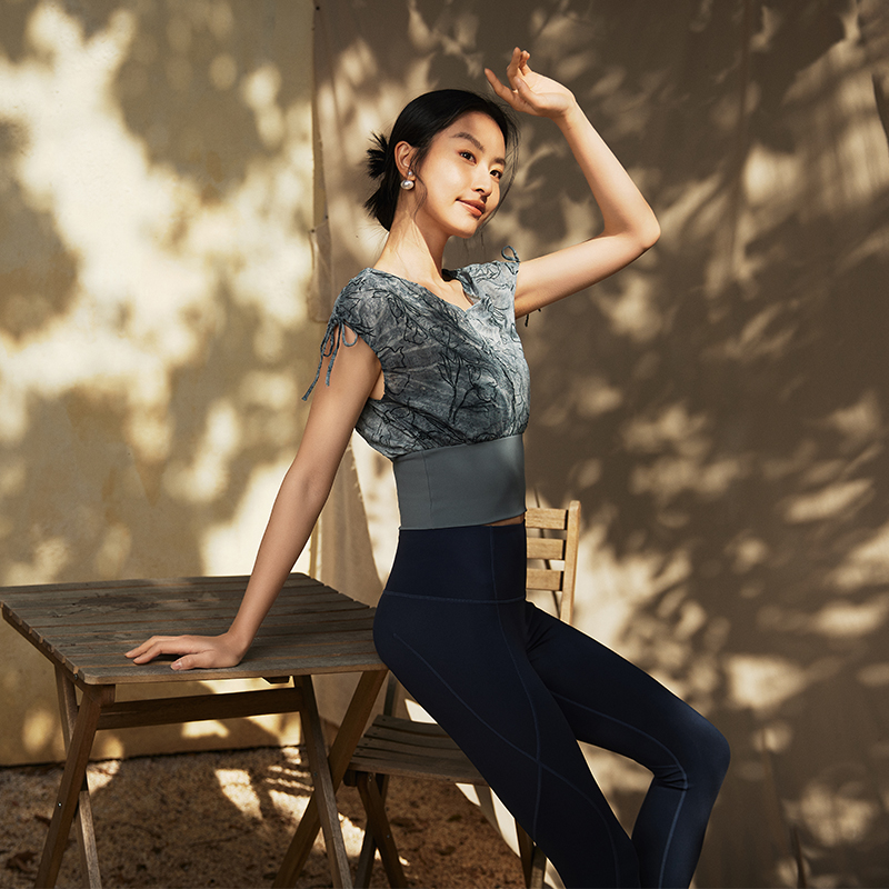 QUEEN YOGA 無袖修身運動外搭瑜珈上衣(附可拆卸式胸墊)