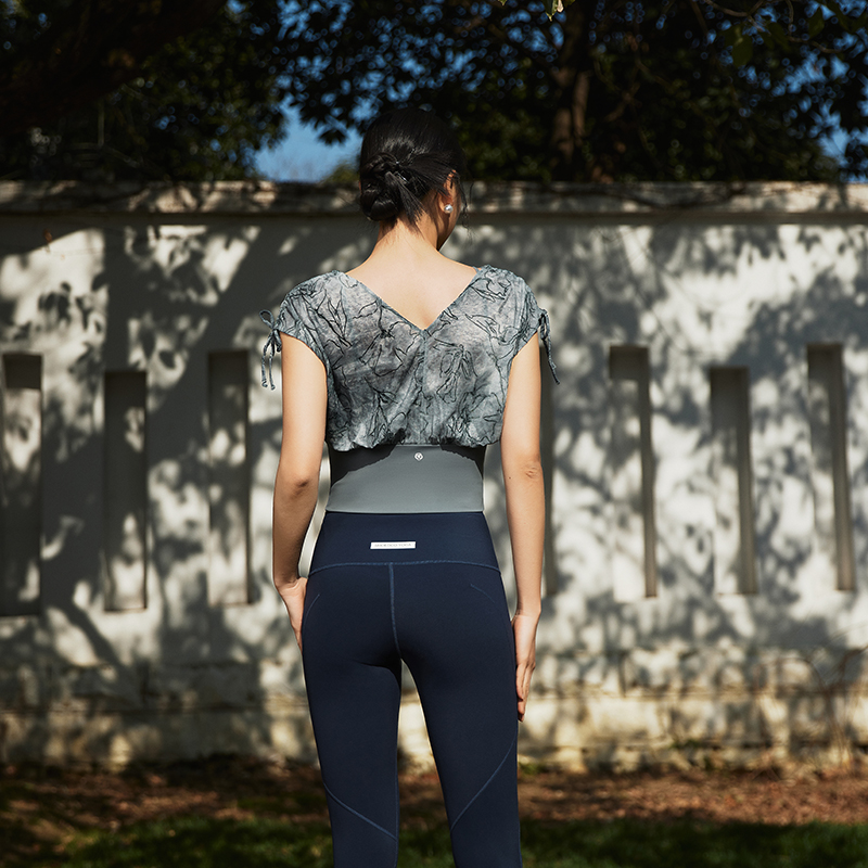 QUEEN YOGA 無袖修身運動外搭瑜珈上衣(附可拆卸式胸墊)