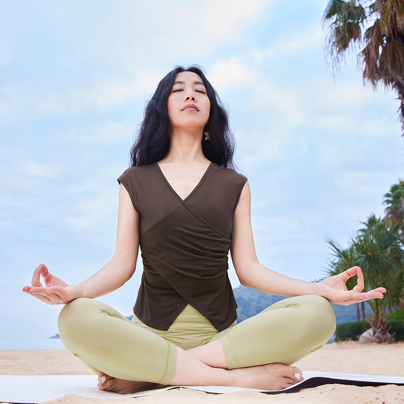 QUEEN YOGA瑜伽時尚簡約舒適設計款V領顯瘦收腰顯瘦外穿背心外搭罩衫（無胸墊款）