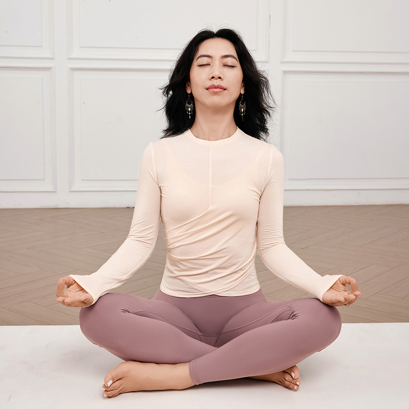 QUEEN YOGA瑜伽戶外運動圓領簡約大方修身顯瘦抽褶收腰長袖外搭罩衫（無胸墊款）