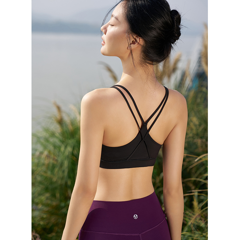 QUEEN YOGA萊卡簡約細肩帶運動瑜伽Bra(附贈可拆卸式胸墊)