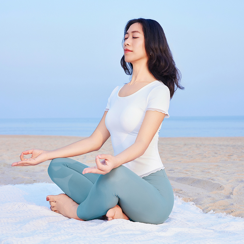 QUEEN YOGA瑜伽服簡約運動顯瘦圓領健身跑步短袖上衣（固定一體杯）