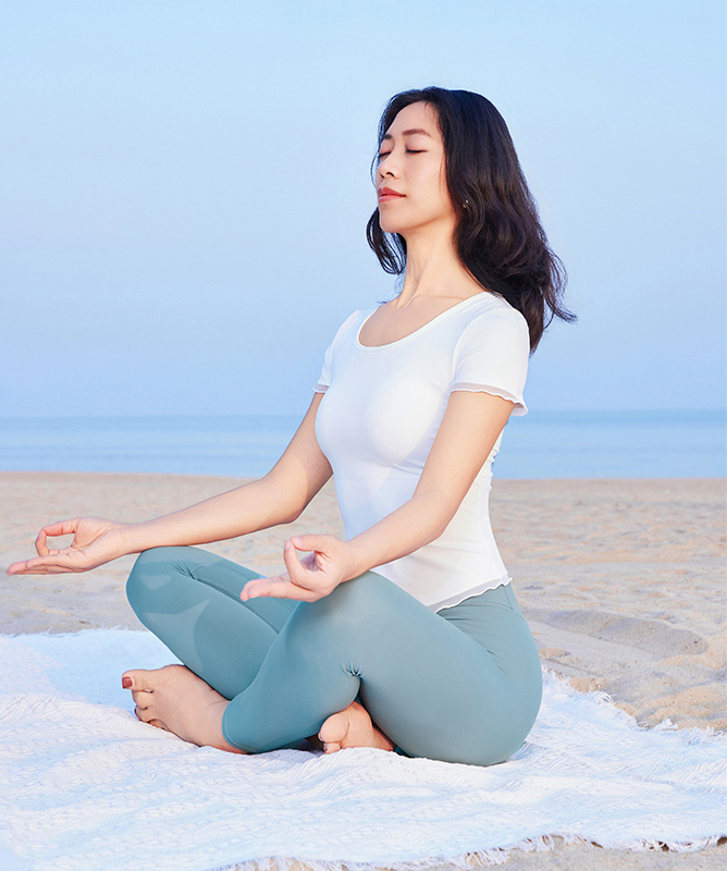 QUEEN YOGA瑜伽服簡約運動顯瘦圓領健身跑步短袖上衣（固定一體杯）