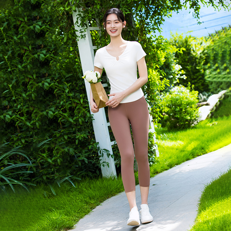QUEEN YOGA瑜伽服休閒戶外簡約時尚V領顯瘦短袖T恤上衣一體成型（固定一體杯）