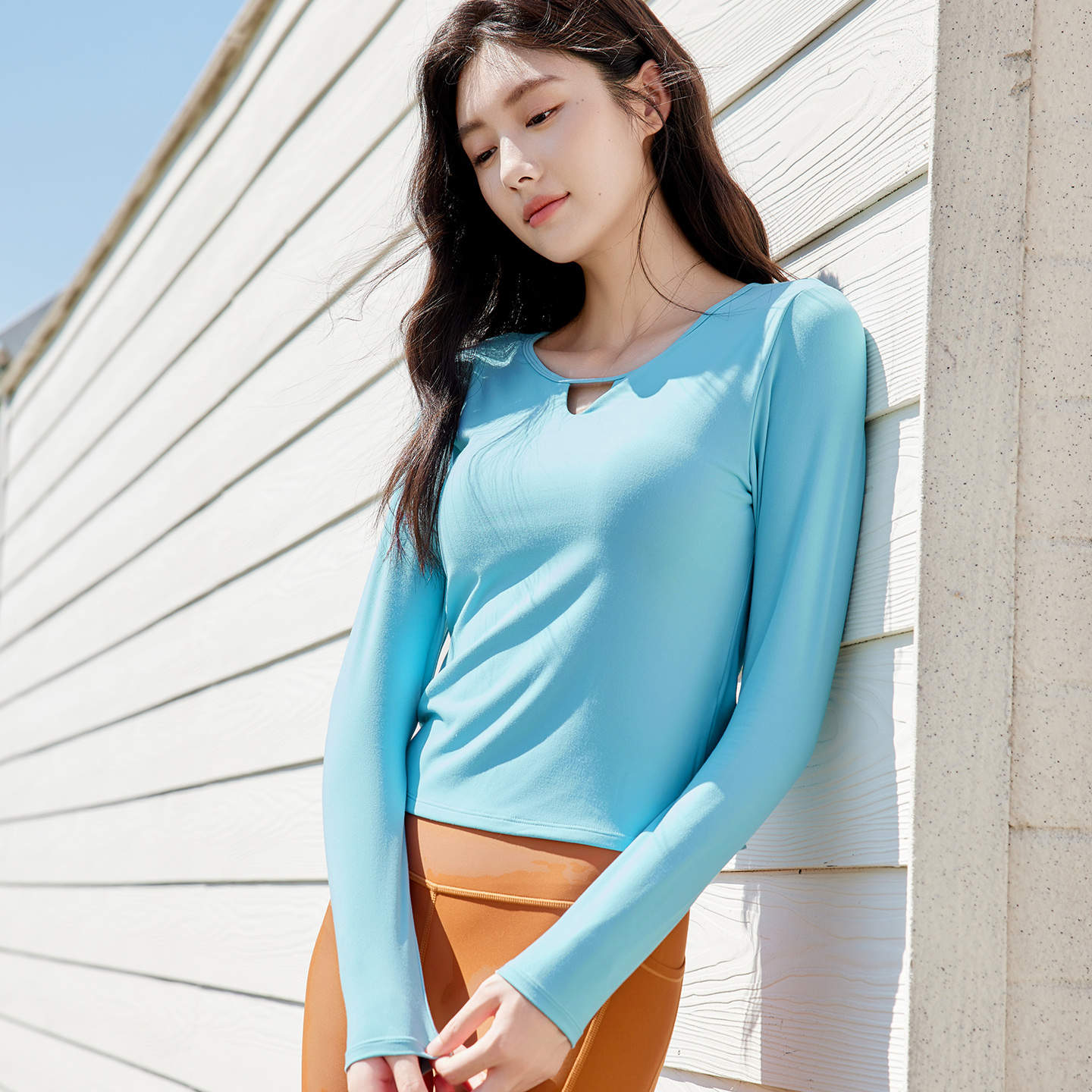 QUEEN YOGA瑜伽服健身圓領鏤空長袖運動修身上衣T恤（固定一體杯）