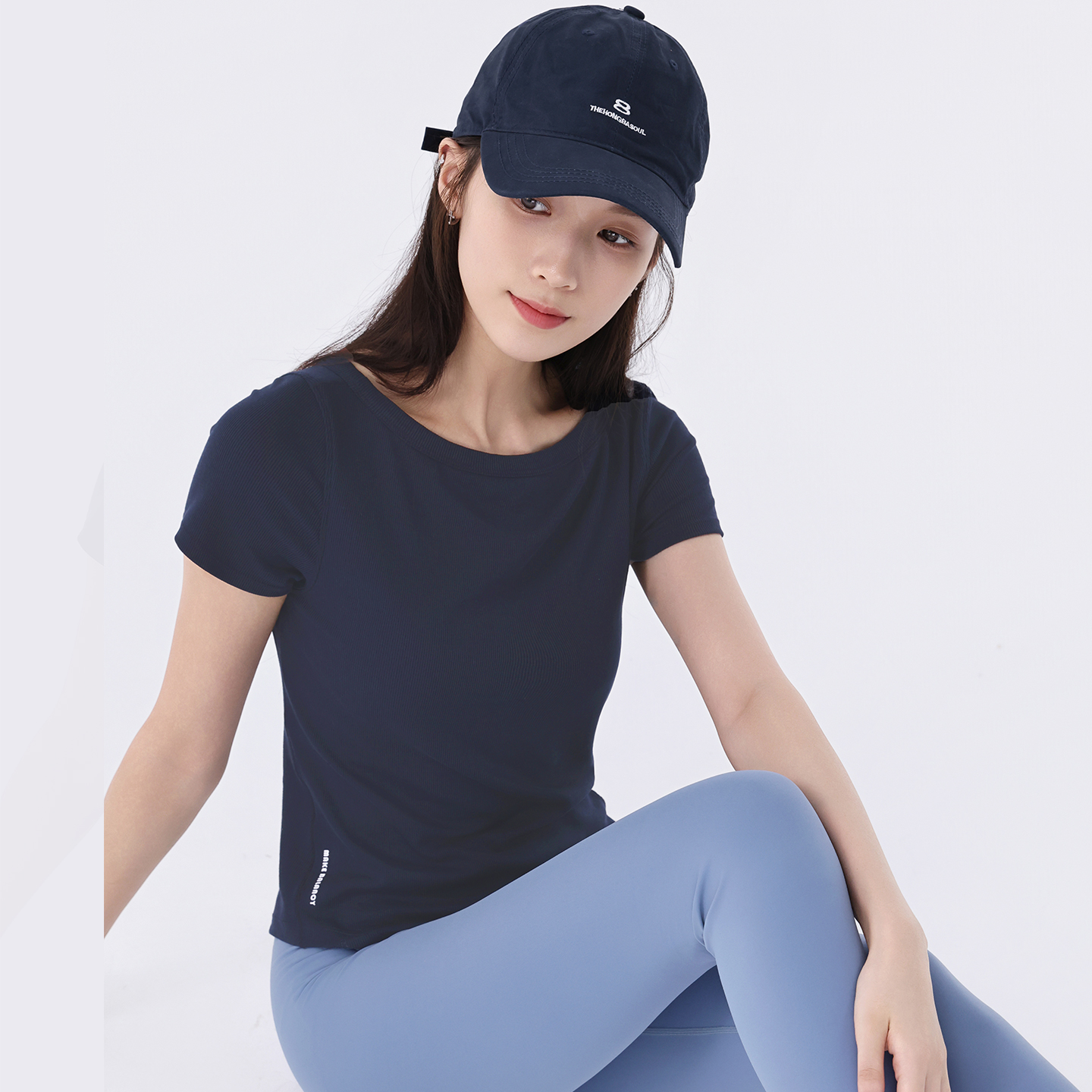 QUEEN YOGA抗皺圓領短款螺紋運動瑜伽短袖上衣(一體杯胸墊)